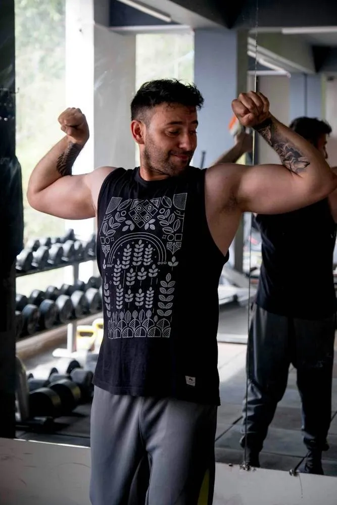 Member preparing to lift