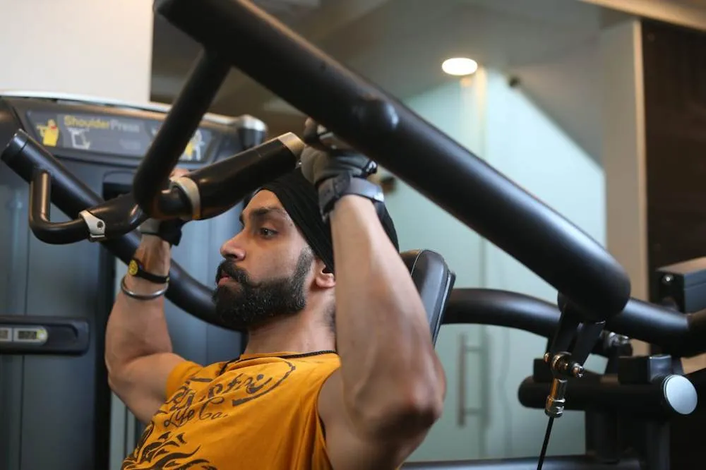 Member training on a lat pulldown machine